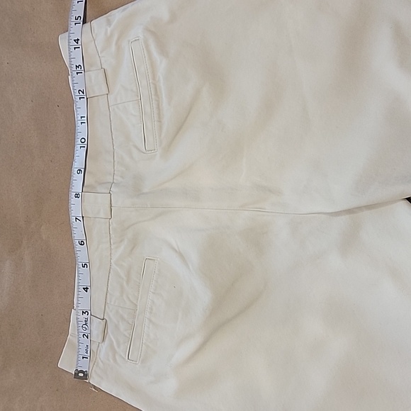 Gap Size 6 Khaki 6" Inseam Shorts, Gently Used Condition - Picture 5 of 10